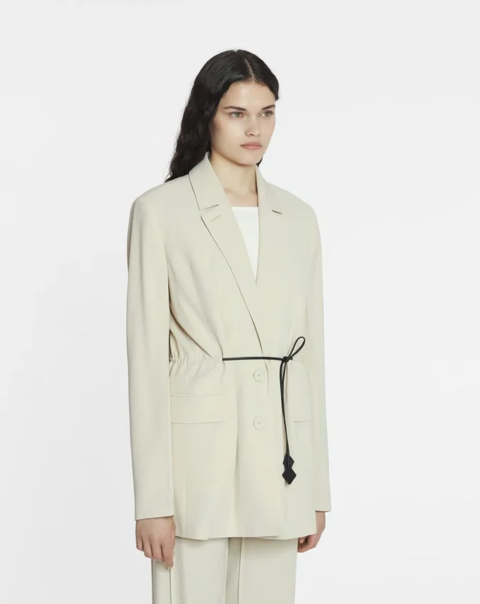 Chaqueta con cinturón de mezcla de lana