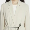 Chaqueta con cinturón de mezcla de lana