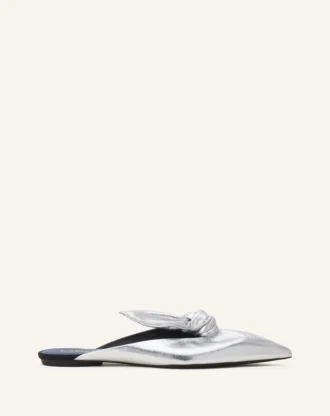 Mules Midnight Step Bow en piel metalizada Mules Midnight Step Bow en piel metalizada