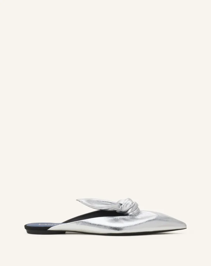 Mules Midnight Step Bow en piel metalizada