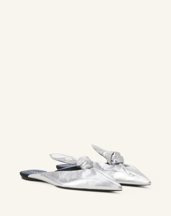 Mules Midnight Step Bow en piel metalizada