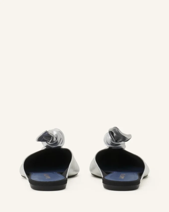 Mules Midnight Step Bow en piel metalizada