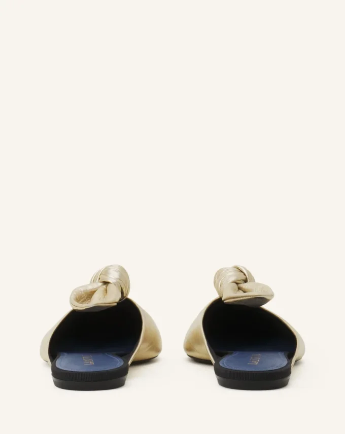 Mules Midnight Step Bow en piel metalizada