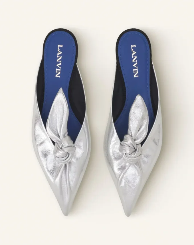 Mules Midnight Step Bow en piel metalizada