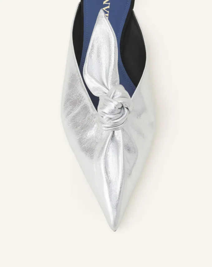 Mules Midnight Step Bow en piel metalizada