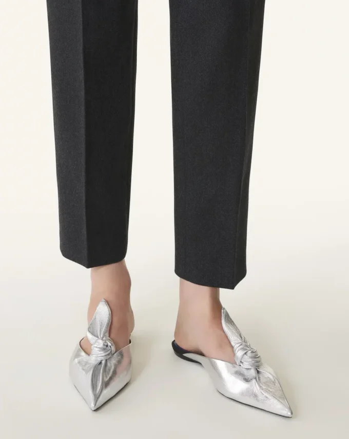 Mules Midnight Step Bow en piel metalizada