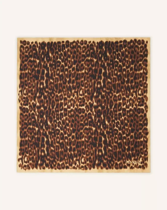 Pañuelo de seda con estampado de leopardo Pañuelo de seda con estampado de leopardo