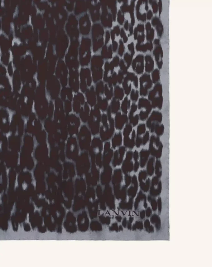 Pañuelo de seda con estampado de leopardo Pañuelo de seda con estampado de leopardo