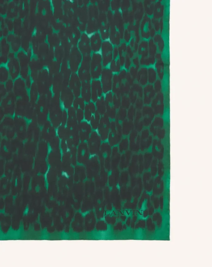 Pañuelo de seda con estampado de leopardo Pañuelo de seda con estampado de leopardo